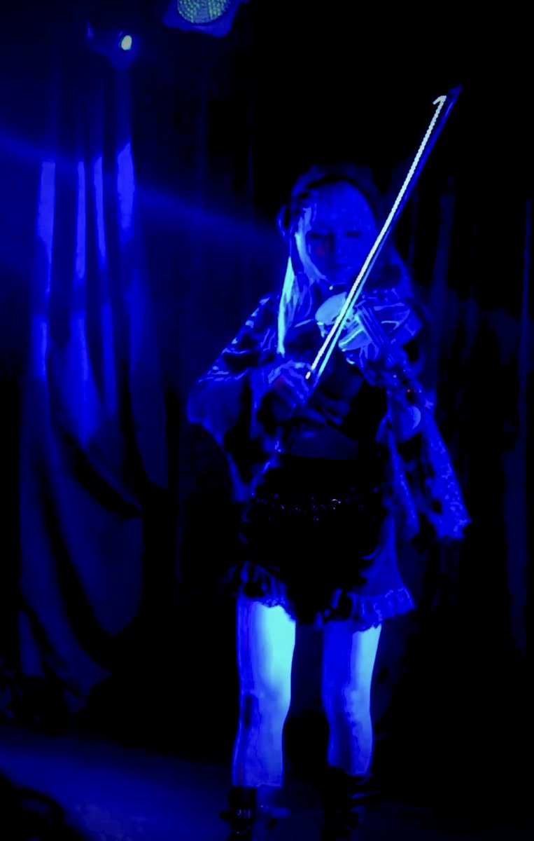 昨夜は仕事の合間にライブに
ギリギリ滑り込みミ(ﾉ_ _)ﾉ=3 ｽﾞｺｰ‼︎
LOILOのヴァイオリニスト/
秘京凛さん
の2回目のソロ参戦(1回目行けず)
もうドキドキ💓でガン見👁️👁️しちゃいました💦もう👏✨👏✨👏✨
ホントに良い雰囲気のライブだったのでスタートから観れなかったのが残念過ぎました😭