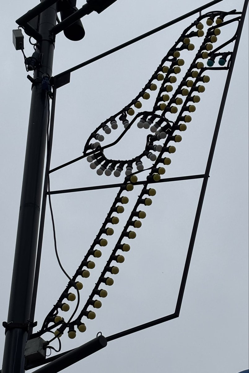 💡#Editie2025 van de <a href="/Lichtjesroute/">Lichtjesroute</a> #Eindhoven zit er weer op! Vandaag gaan de #vrijwilligers alweer
aan de slag met de afbouw 💡