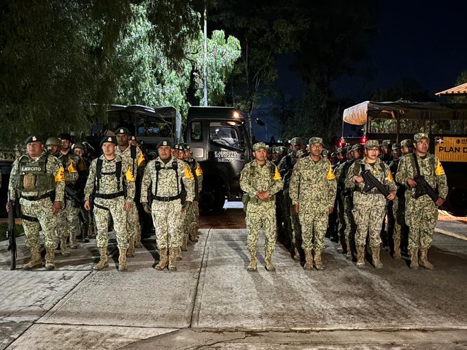 SoldadoBatallas's tweet image. Más de 360 elementos del #EjércitoMexicano llegaron a #Hidalgo para reforzar el #PlanDNIIIE y apoyar a las familias afectadas por las lluvias.
Las tropas se movilizan desde Pachuca hacia las zonas más golpeadas en la #Huasteca, Sierra Alta y región #Otomí-#Tepehua.