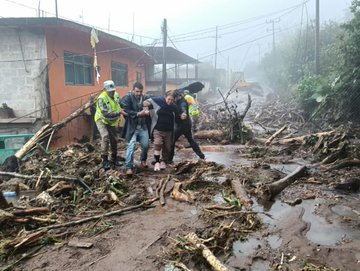 SoldadoBatallas's tweet image. Más de 360 elementos del #EjércitoMexicano llegaron a #Hidalgo para reforzar el #PlanDNIIIE y apoyar a las familias afectadas por las lluvias.
Las tropas se movilizan desde Pachuca hacia las zonas más golpeadas en la #Huasteca, Sierra Alta y región #Otomí-#Tepehua.