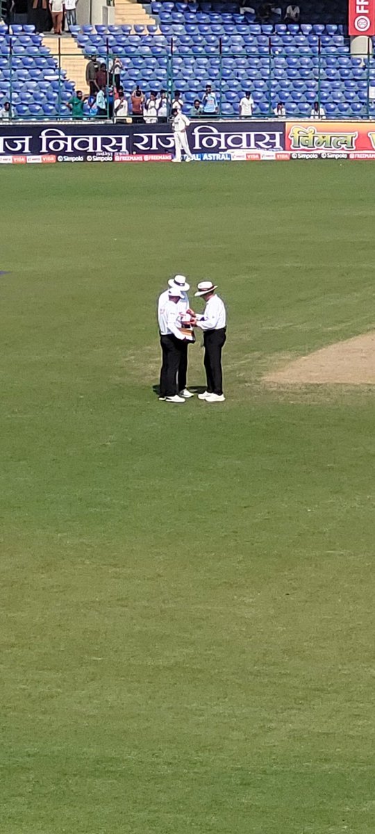 dilmilsingh's tweet image. Ball Being Changed in 57th Over
8th Over of the day..

#Indvswi #Day4