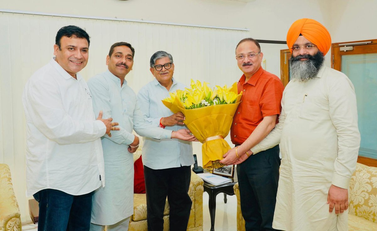 पंजाब के माननीय राज्यपाल एवं चंडीगढ़ के प्रशासक श्री गुलाबचंद कटारिया जी को जन्मदिन की हार्दिक शुभकामनाएं!

भगवान श्री राम जी की कृपा आप पर सदैव बनी रहे, आप स्वस्थ रहें, दीर्घायु हों, आपके सुखद एवं मंगलमय जीवन की कामना करता हूँ।

<a href="/Gulab_kataria/">Gulab Chand Kataria</a>