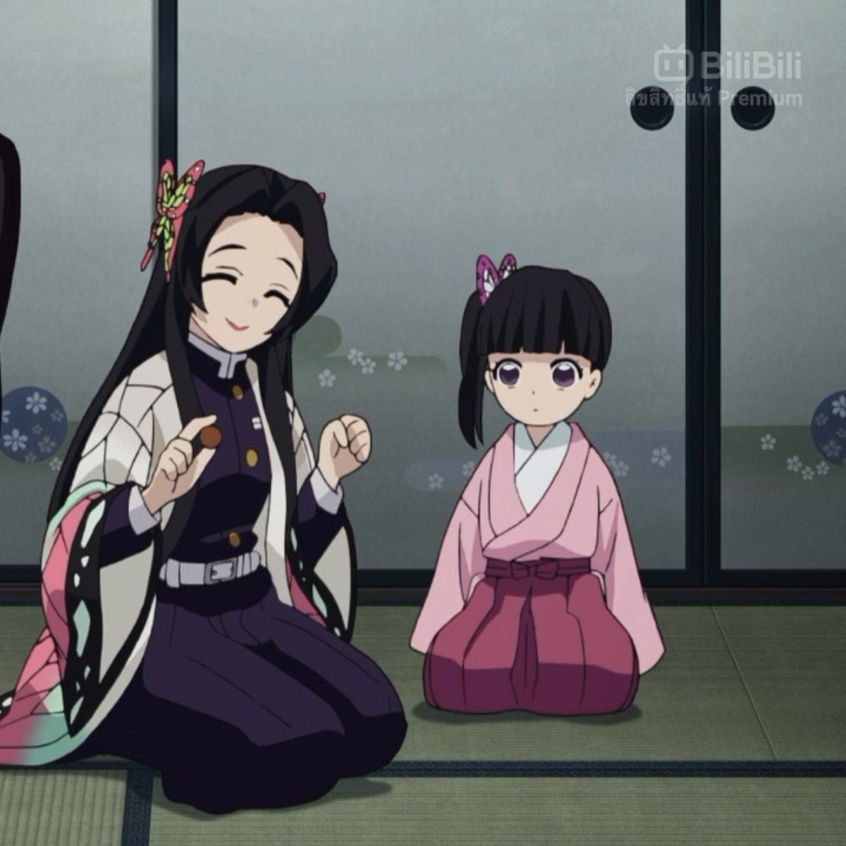 ⠀
"ตายจริง ~"

เคหาสน์ผีเสื้อมีผู้มาเยือน「ตัว」ใหม่
เป็นแมวเหมียวร่อนเร่มาจากใดกันนะ ?

คล้ายคลึงกับผีเสื้อที่โบยบินเรื่อยไปเชียว

นั่งทับขาลอบมองเงียบเชียบ

ถึงชิโนบุจะไม่ค่อยเอ็นดู…
แต่คงเปิดใจต้อนรับอย่างดีได้แน่
หากรู้ว่าเจ้าแมวนั้นเป็นมิตร

คานาโอะเองก็มองไม่วางตาเลย
⠀