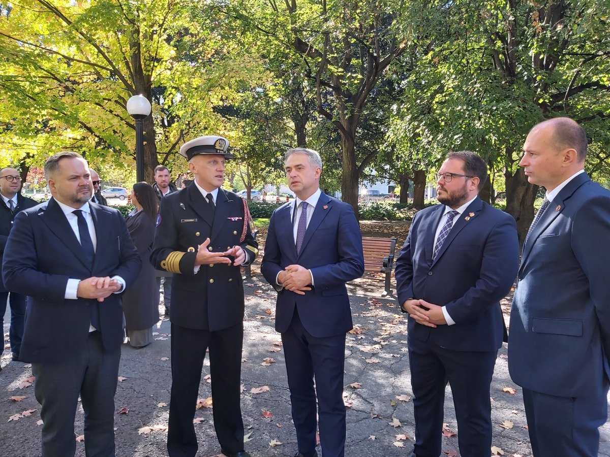 🇵🇱🇨🇦 Today, at Confederation Park in Ottawa, a wreath was laid at the monument honouring Canadian airmen who brought help to Poland during the Second World War.
The ceremony was attended by Deputy Prime Minister, Minister of Digital Affairs <a href="/KGawkowski/">Krzysztof Gawkowski</a>, Deputy Minister of State