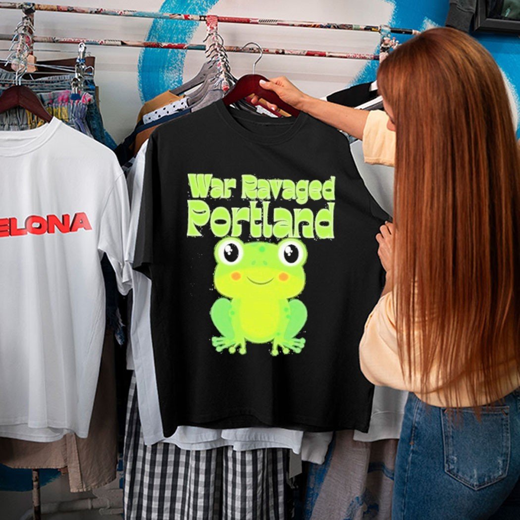 teleteeshirt's tweet image. War Ravaged Portland” — where the vibes are apocalyptic but the coffee’s still organic.

💣 Limited edition chaoscore tee:
🔗 melonashirt.com/product/offici…
#Portland #DarkHumor #Streetwear #MelonaShirt