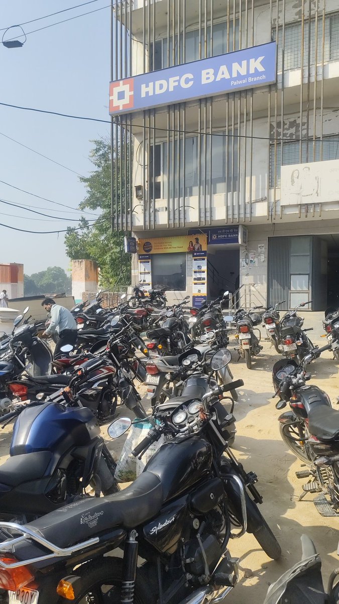 dixitravikumar's tweet photo. @HDFC_Bank No access for customer entry https://t.co/W1KFEK7ER6