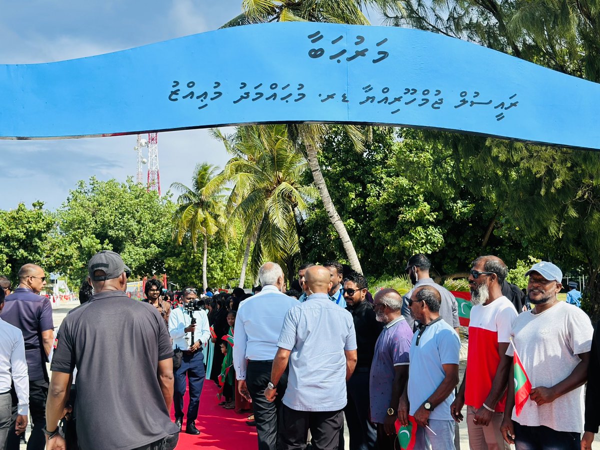 raees_muizzu's tweet photo. ރައީސް ޑރ. މުޢިއްޒު ށ. ނޫމަރާ ރައްޔިތުން ގާތަށް!

#RayyithunGaathah 
#ShaviyaniAtollVisit https://t.co/CwZLa8O0RC