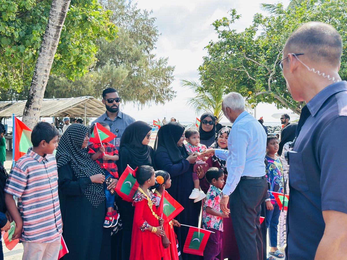 raees_muizzu's tweet photo. ރައީސް ޑރ. މުޢިއްޒު ށ. ނޫމަރާ ރައްޔިތުން ގާތަށް!

#RayyithunGaathah 
#ShaviyaniAtollVisit https://t.co/CwZLa8O0RC