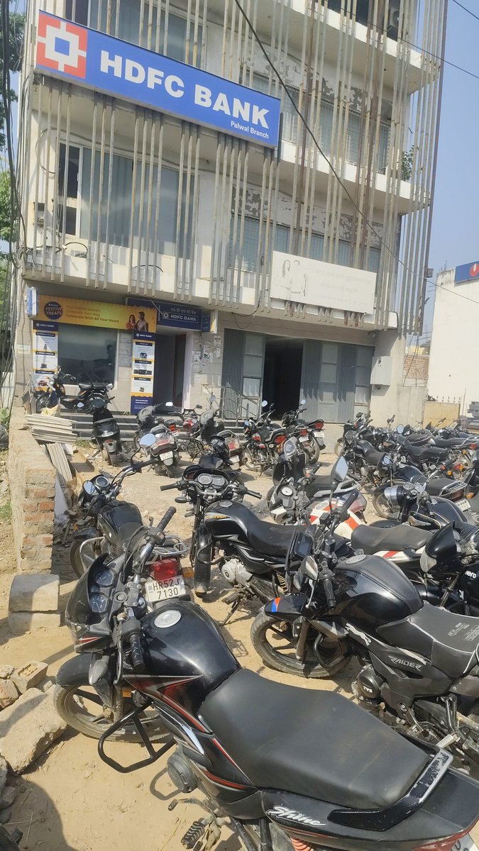 dixitravikumar's tweet photo. @HDFC_Bank 
Agra Chowk PALWAL Haryana
Are Sahib PH to bhool hi jao

Normal customers ke liye bhi No entry hai
HDFC Palwal (agra chowk) branch me https://t.co/c0WqqYyoc4