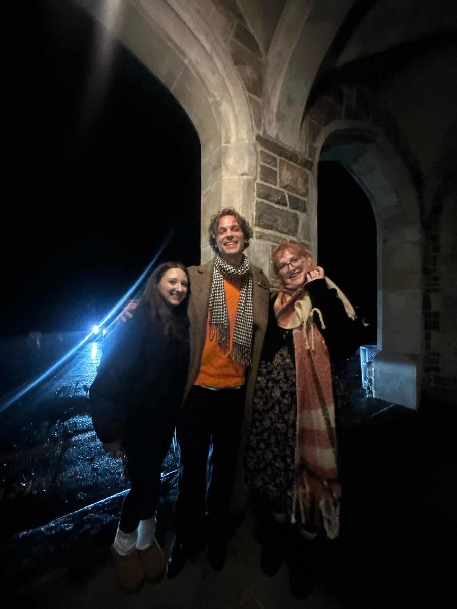 thegubenews's tweet image. 📸: Matthew Gray Gubler with fans in New York on Sunday night, October 2025!