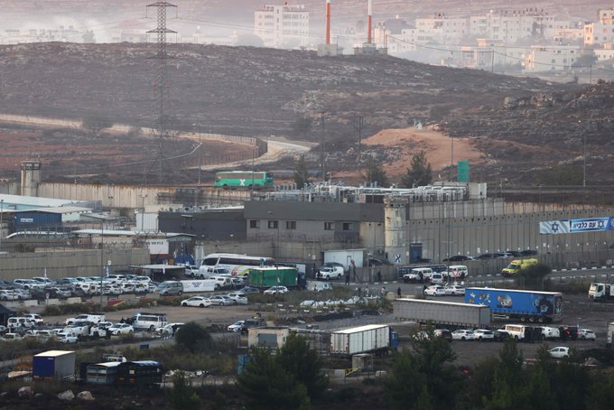«رويترز» | سجناء فلسطينيون يستقلون حافلات في السجون الإسرائيلية قبل الإفراج المتوقع عنهم 