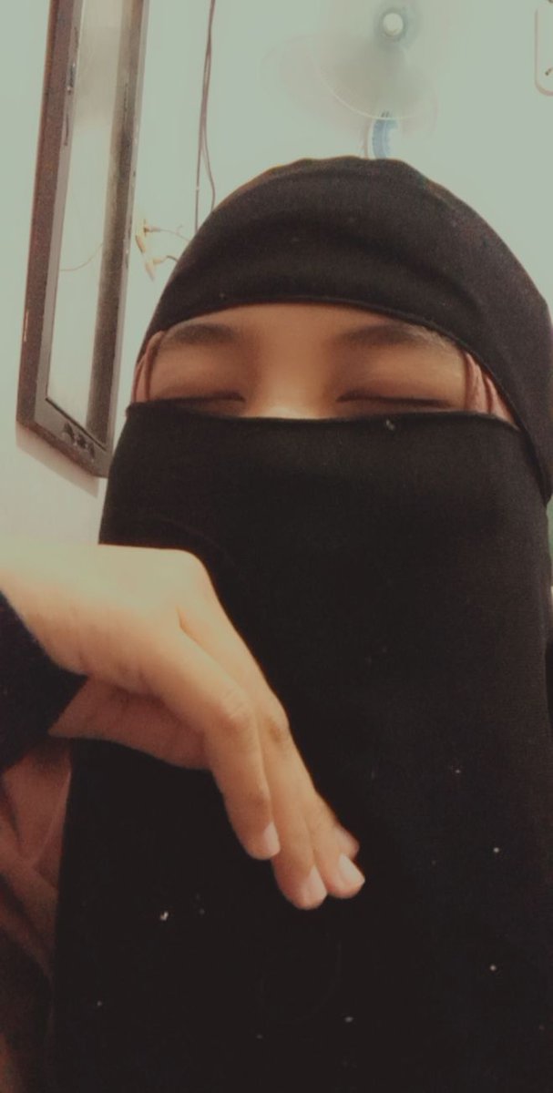 Mereemm ... Tiba² buka mata ada duit 1jt , aaaakhhh indahnya dunia meng khayal 😭🤣