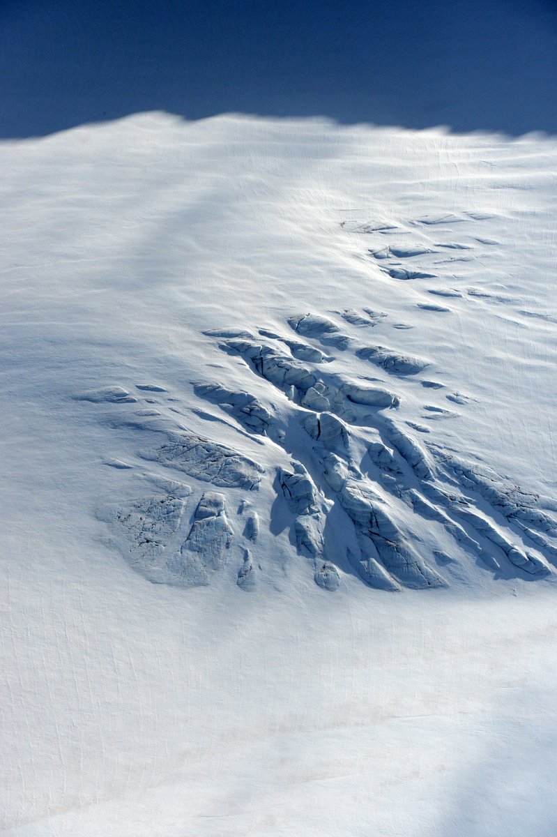 Norwegian Nature – Jotunheimen, Ancient Ice

In Jotunheimen, traces of an ancient time remain.
The ice that once covered the land has retreated, yet it left deep marks on the mountains — rounded ridges, polished rock, and scars carved by the slow, immense power of the glacier.