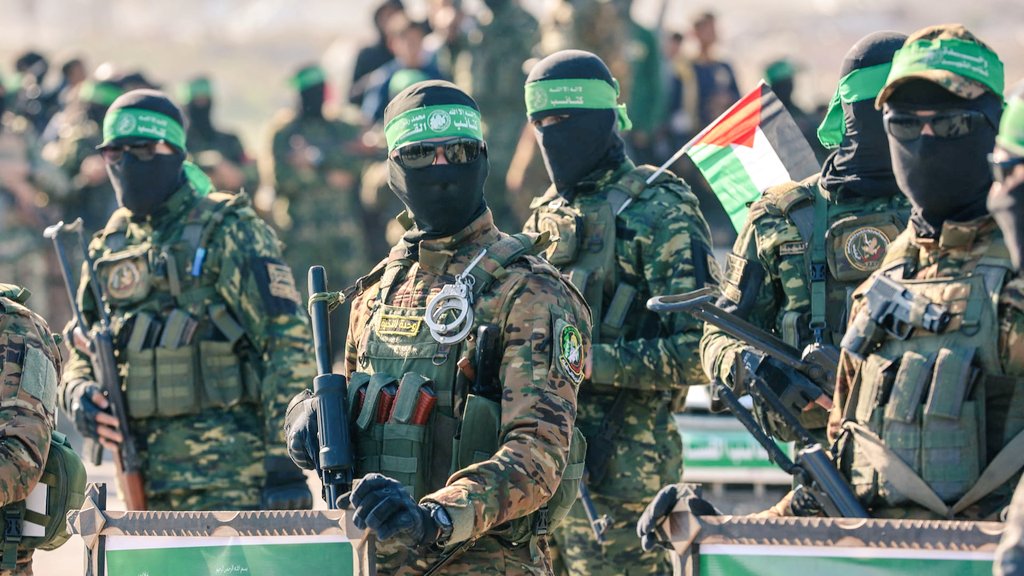HamdanWahe57839's tweet image. Al-#Qassam Brigades: 

As part of the Al-Aqsa Flood prisoner exchange deal, we have decided to release 20 living #Israeli prisoners.