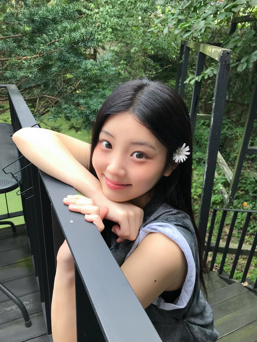 (TRANS) 121025

ใครกันนะที่เป็นดอกไม้~~ ? 🤭 

(ตอบดี ๆ นะคะ)

#WONHEE #원희
#ILLIT <a href="/ILLIT_twt/">ILLIT</a>
#아일릿 <a href="/ILLIT_official/">ILLIT official</a>