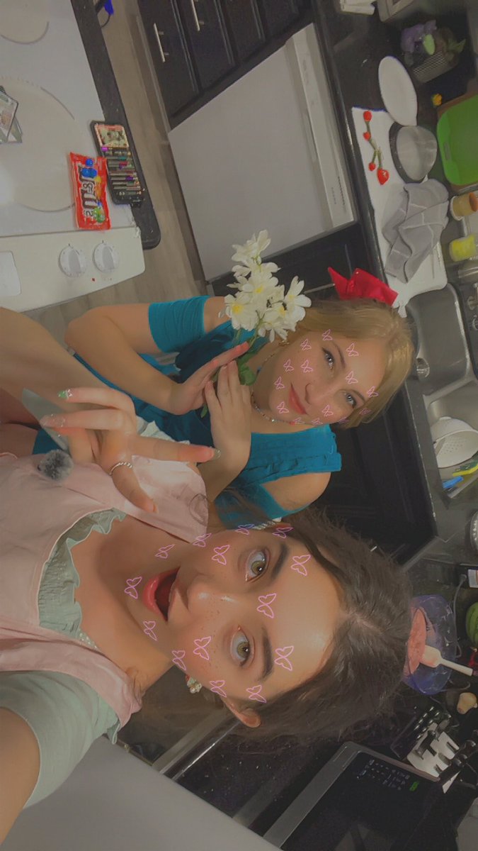 BAKING!!! NEARLY DONE W THE CAKE GONNA ICE IT SOON!!!!! ft. <a href="/Kiki_is_online/">Kiki</a> 
twitch.tv/strwbry_moon