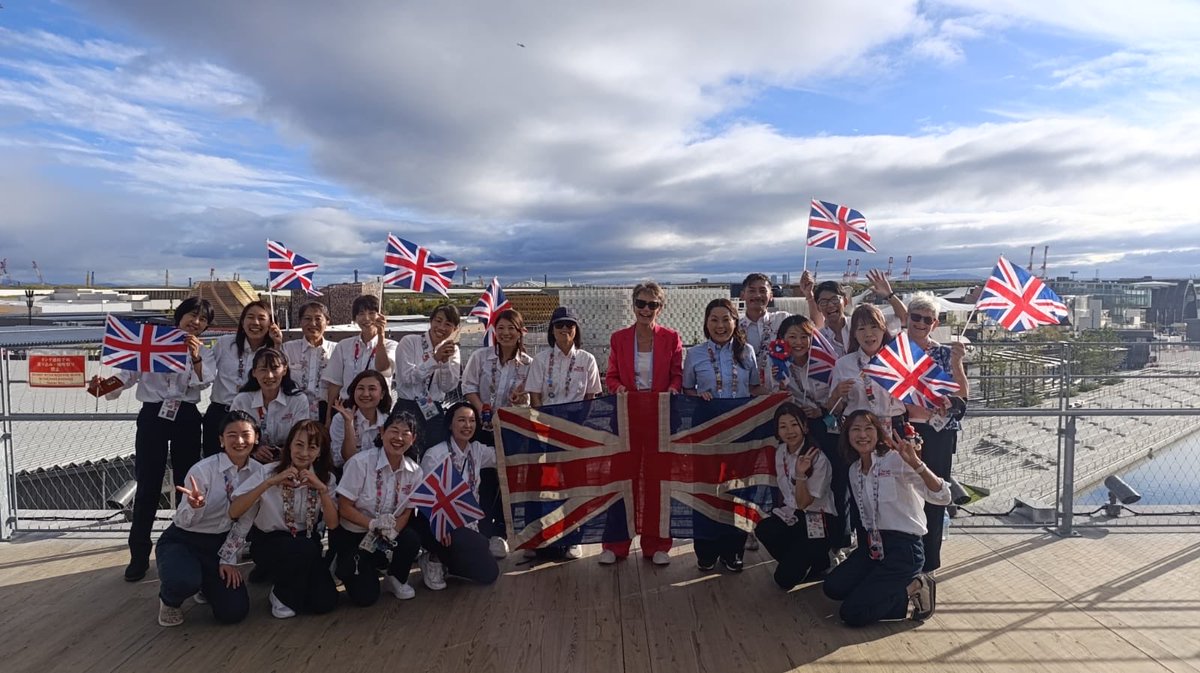 今朝、大屋根リングで、1970年大阪万博の会場で掲揚されていた国旗を持ち、英国パビリオンの同僚と一緒に手をつないで、閉幕を祝うフレンドシップリングに参加しました。 #ComeBuildTheFuture