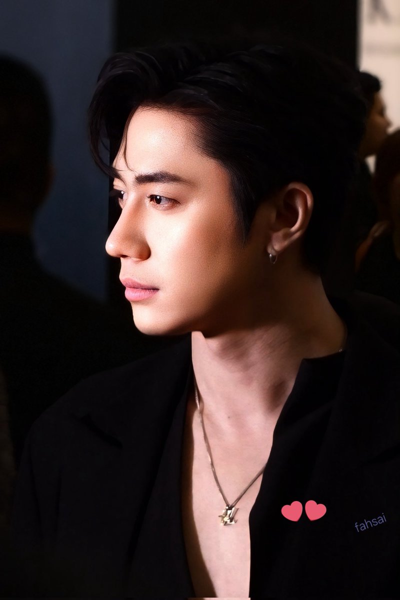 Je_taime888's tweet photo. เล่นอีกๆ​ ชอบให้ด้อมครึกครื้น​ ชอบให้หน้า​ ทล​ เต็มไปด้วยแจ​ม อยากเห็นรูปที่แต่ละคนคิดว่าหล่อด้วยค่า​ มาเล่นกันเยอะๆ​ น๊าา​ ชื่นใจจจดี❤️

📷รูปที่คิดว่าหล่อที่สุด▶️
🌙น้องแจม➡️ใบหน้าคม​ จมูกโด่ง​ คิ้วเข้ม​ ดวงตาเด่นเป็นประกายสวย​ ปากอวบอิ่มรูปกระจับ​ ต้นคอสวย​ แสงเงาดี​ หันหน้าได้องศา​ ชอบรูปนี้เพราะเค้าหล่อสังหารมาก🎉

✂️อาจิว➡️หล่อ​ เท่​ เข้ม​ ขรึม​ ตาเศร้า​ พูดน้อย​ แต่มีเสน่ห์​ เหมือนคิดอะไรในใจอยู่ตลอดเวลา​ ดูดุๆ​ แต่ก็แฝงความอ่อนโยนไว้​ ชอบรูปนี้เพราะเค้ามีอะไรน่าค้นหาดี😎

😎หมวดแดน➡️สายตามุ่งมั่น​ นัยตาแอบมีน้ำตาคลอๆ​ ดูจริงจัง​ ดื้อ​ มุทะลุ​ ตรงไปตรงมา​ ชอบรูปนี้เพราะใส่ชุดตำรวจนอกเครื่องแบบได้อย่างเท่​ ดูมีความเป็นหมวดแดน​จริงๆ 😎

😊ติณห์➡️อบอุ่น​ ใจดี​ ยิ้มหวาน​ ตาหวาน​ อ่อนโยน​ ละมุน​ รอยยิ้มมีเสน่ห์ชวนฝันมาก​ ชอบรูปนี้เพราะเค้าสมกับเป็นครูพละ​ เป็นน้าของหลาน​ เป็นคนรักของฌาน​ และเป็นเด็กน้อยของคุณย่า🥰

❤️ไม่ว่ารูปไหน​ก็รักแจมนะคะ❤️

#แจมรชตะ​ @RachataJam