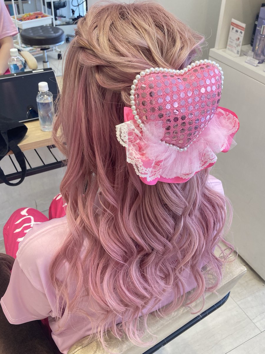 4日後にライブでこの色にしたいってお願いしたらあまりにも濃すぎて失敗かと思ったけど、本当にその日に理想の色になったから美容師さん凄すぎると思ったよ、、