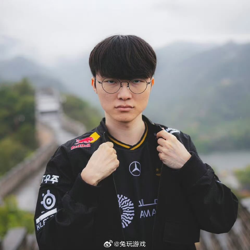 dearyhyeokie's tweet image. Faker visits the Great Wall of China.
It's been 8 years..

.              2017                            2025