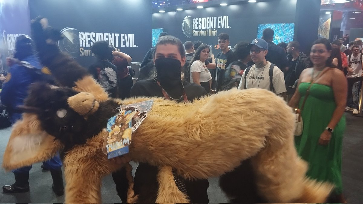 SrCoffeee_'s tweet photo. Do you think I forgot about you? @confusionfoxy There's no point in being cute and squeeeeqing , I CAN CARRY YOU!
#BGS25 
#ICanCarryYourCosplay https://t.co/JzVHX0Yg8n