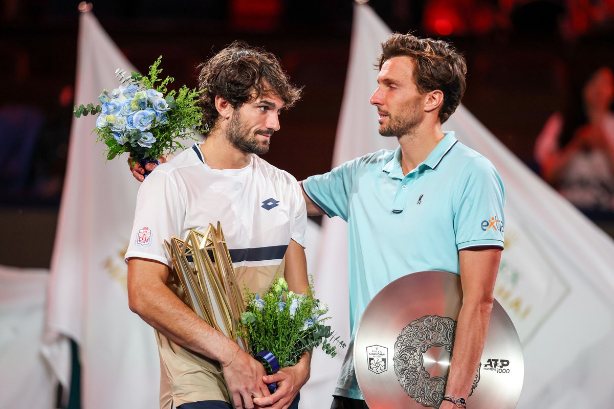 CGTNSportsScene's tweet image. 💬🇲🇨Valentin Vacherot after beating his cousin for the 1⃣st title🏆of his career:

&quot;It&apos;s unreal what just happened. I think there&apos;re two winners; one family that won.&quot;

💬🇫🇷Arthur Rinderknech:
&quot;Two cousins are stronger than one.&quot;
&quot;I am so happy for you.&quot;

#ShanghaiMasters #Tennis