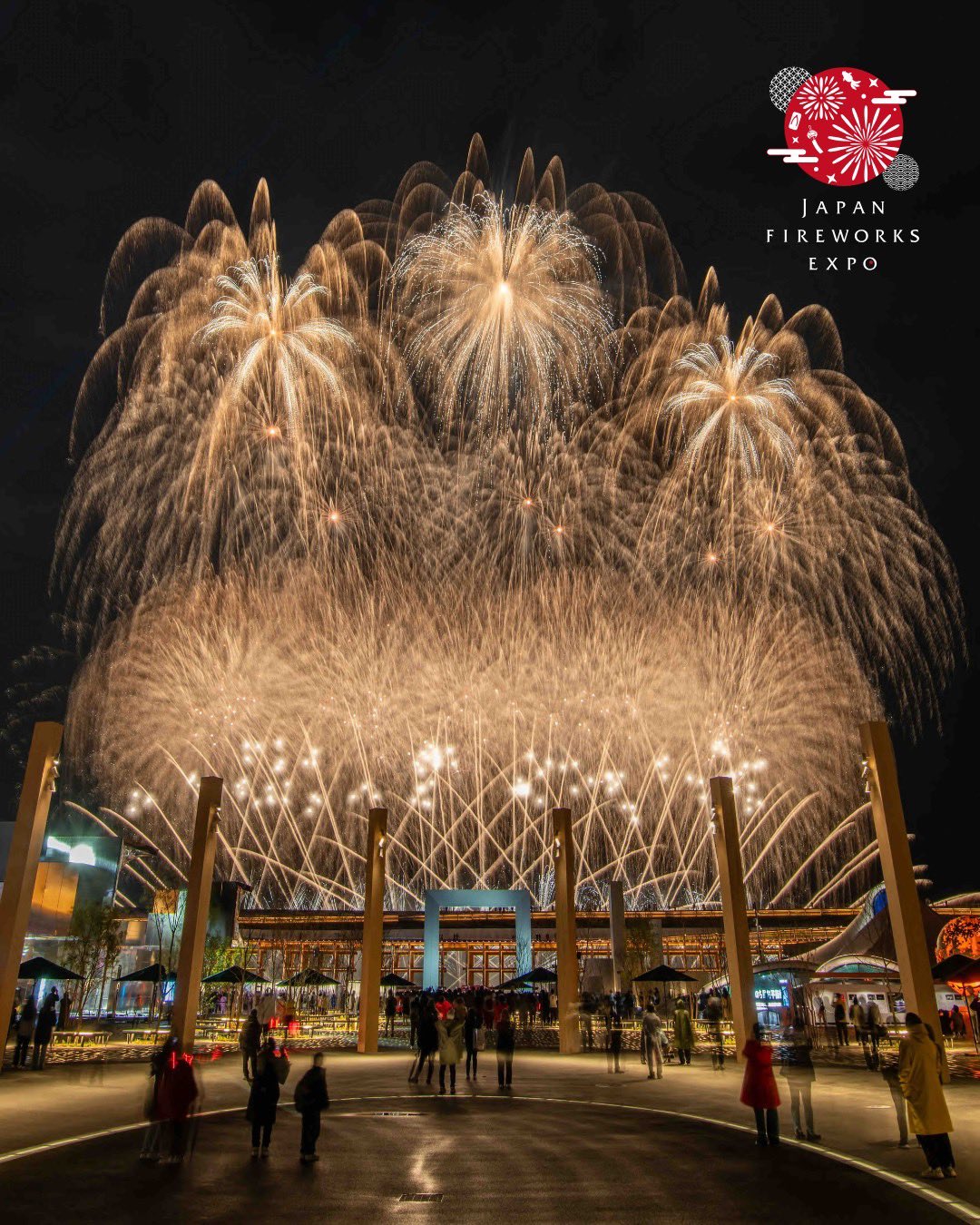 万博 花火 金色と緑色 大阪万博のシンボルのバックに花火