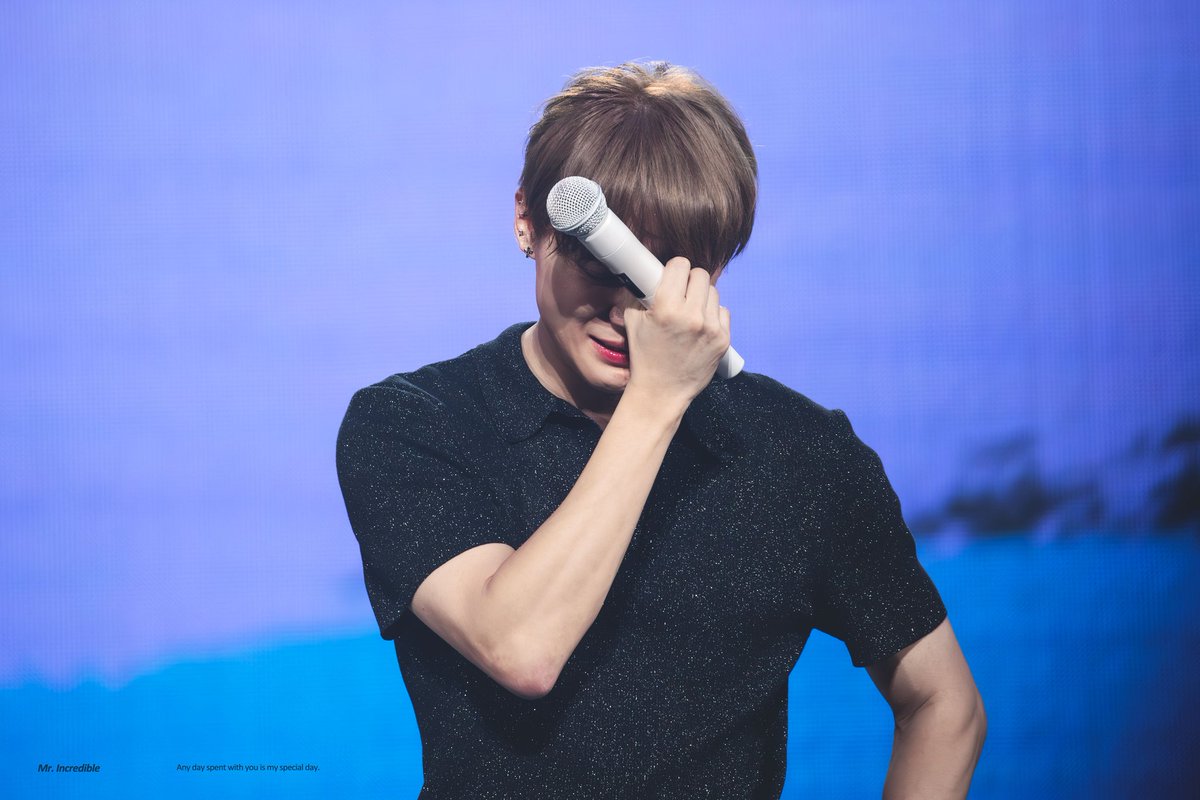 우는것두... 멘트할 때는 농담하고 잘 참다가 마이크 뒤에 숨어서 진짜 으헝헝하고 애기같이 울어🥲