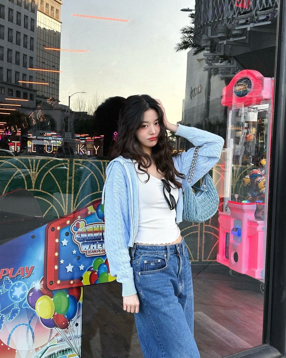 wonyoive's tweet photo. What about.. an arcade date? https://t.co/uM0Ksav1fB