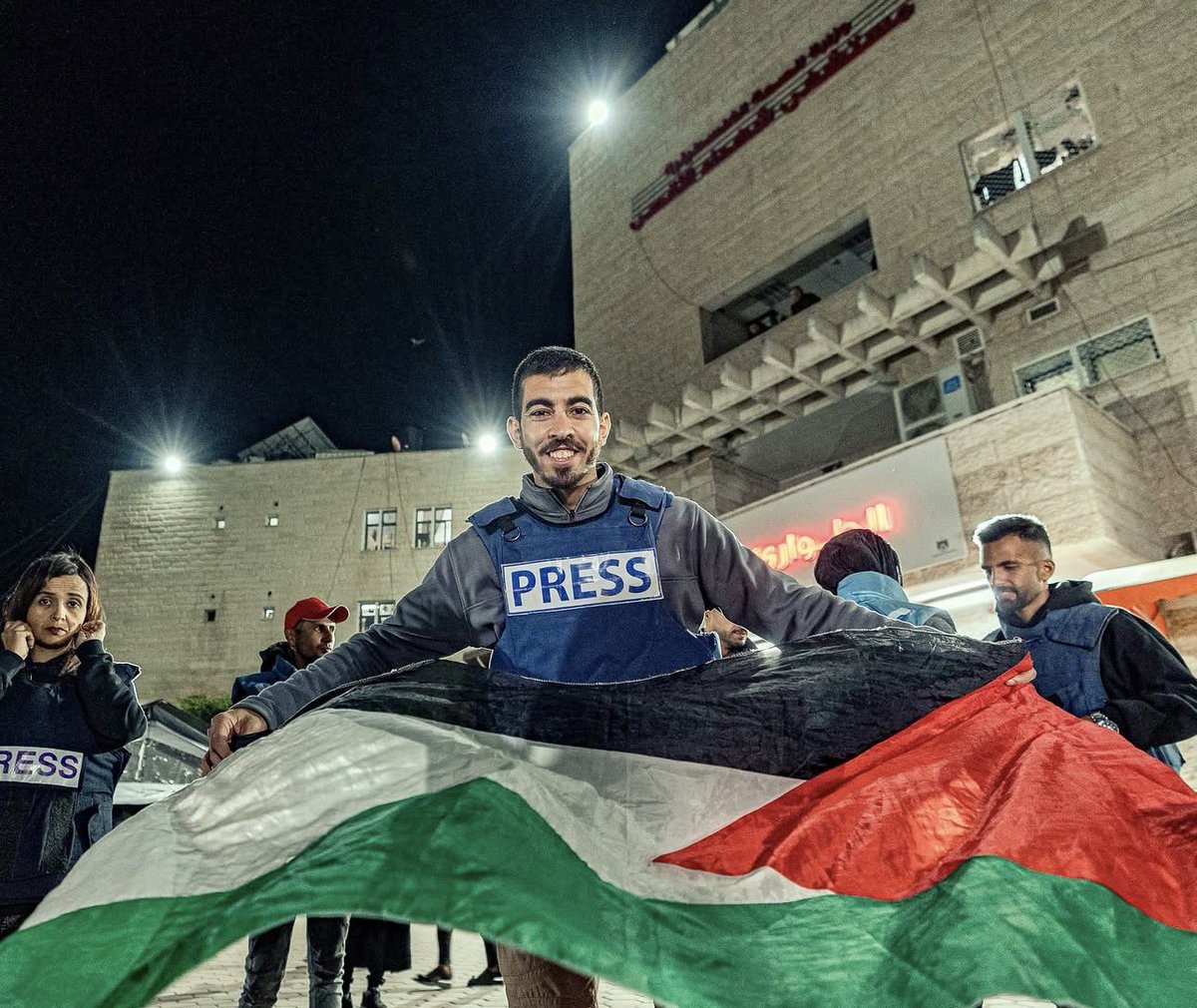 2 yıl boyunca defalarca tehdit edilip hedef gösterilmesine rağmen soykırımı, direnişi ve umudu işgal altındaki Gazze’den tüm dünyaya duyurdu.

Şimdi ise şehitler kervanına katıldı..
Direniş mücadelen asla unutulmayacak!Şehadetin mübarek olsun. Salih el-Caferavi…