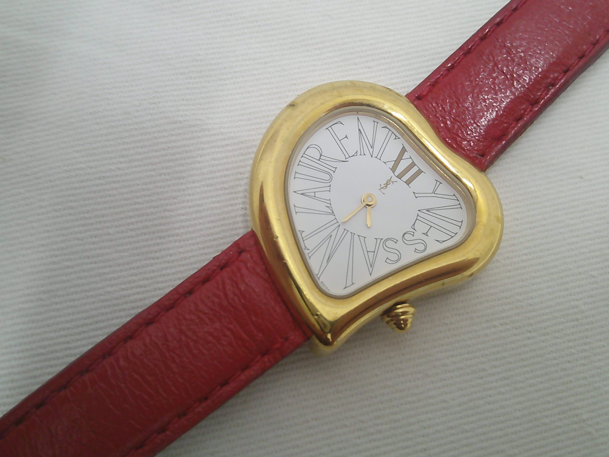 YSL ハート型 レッドレザー 時計 YSL ハート型 レッドレザー 時計 YSL ハート型 レッドレザー 時計 2025