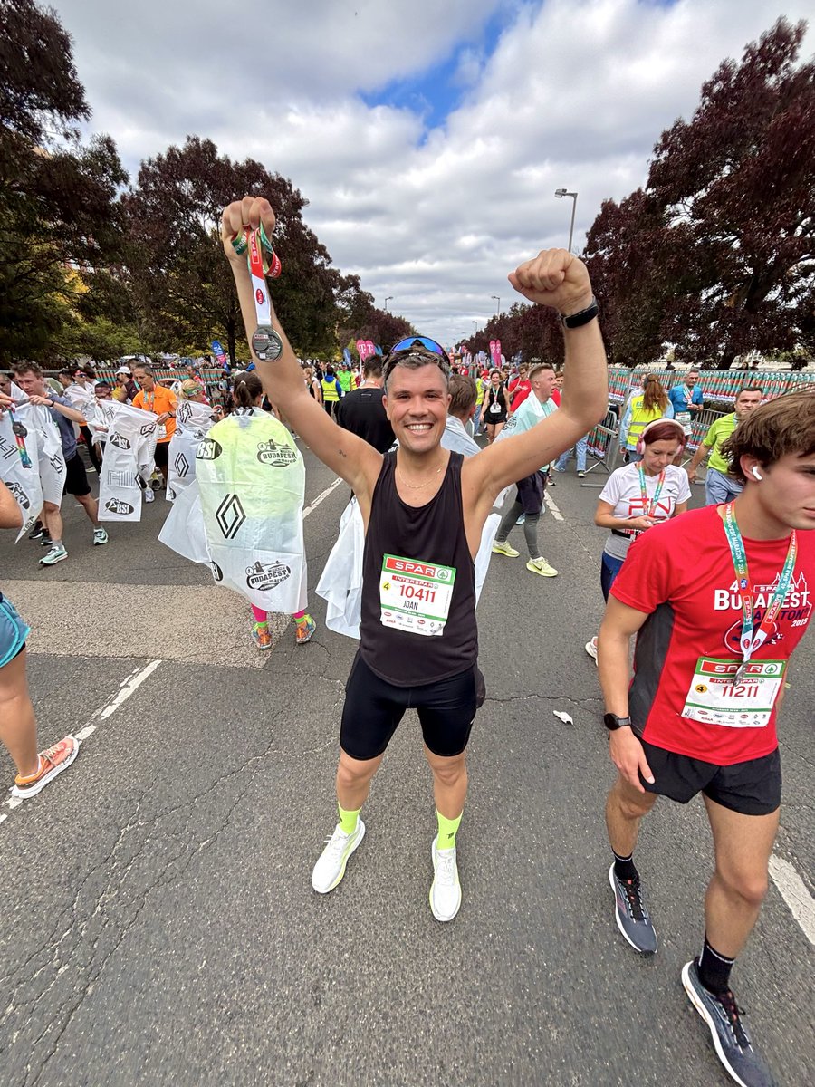 L’abans, el durant i el després de la primera cursa de 30km que completo.

Una experiència extraordinària pels carrers de #Budapest que serà difícil d’oblidar. 

Al final, és això… pas ferm, avançant i superant les metes que ens anem plantejant al llarg del camí! #seguim!
♥️🤍💚