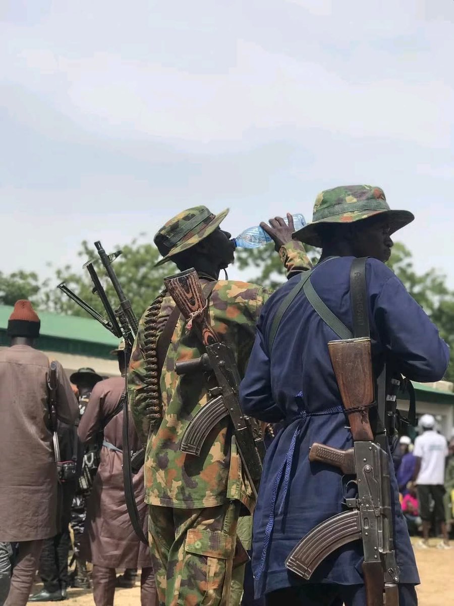 ZagazOlaMakama's tweet image. UPDATE: Peace accord reached between Katsina communities and bandit leaders
By: Zagazola Makama
A peace accord has been reached between representatives of communities from Bakori, Kafur, Malumfashi, Kankara, and Funtua Local Government Areas of Katsina State and bandit…