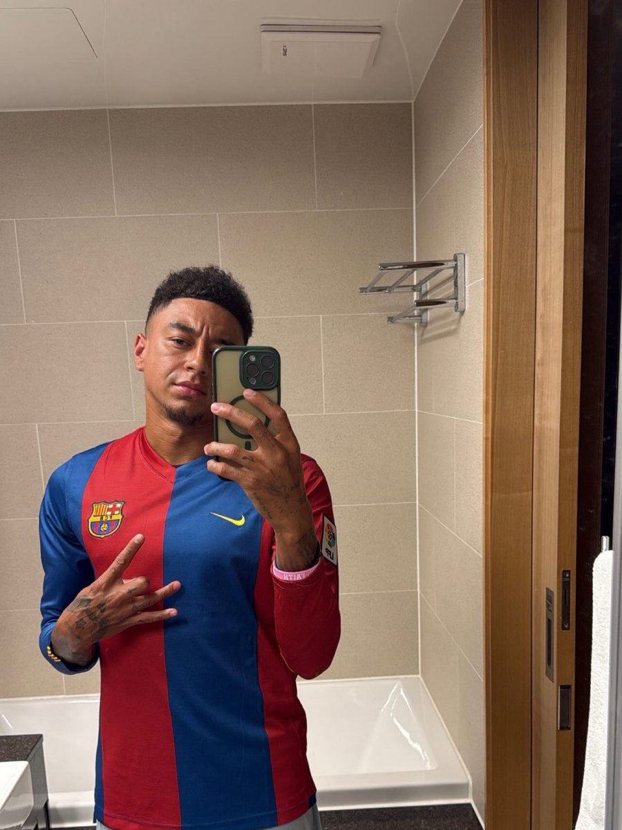 Yamal_Lamine_'s tweet image. Jesse Lingard in Barca jersey