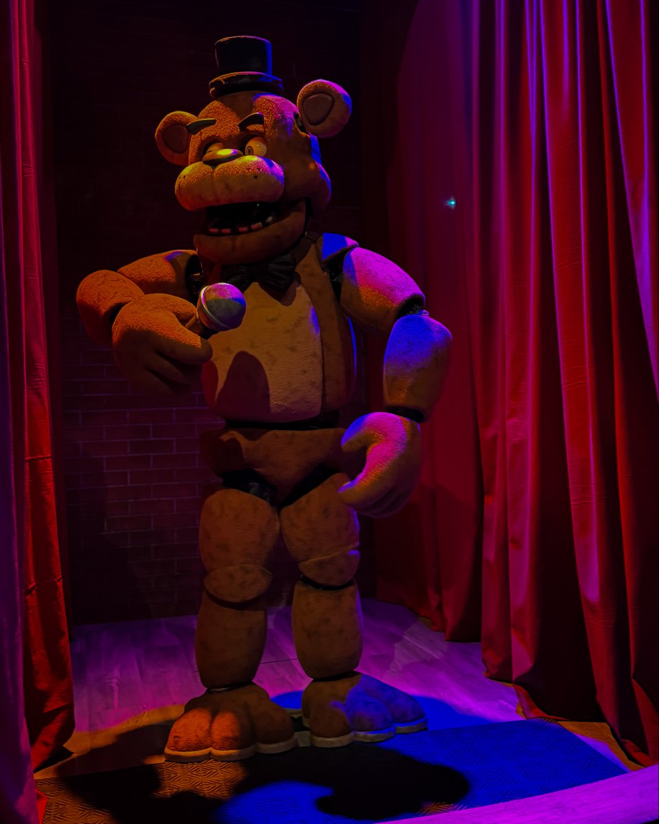 FNAF house is so fire 🔥 
#UniversalHHN #FNAF <a href="/john_murdy/">John Murdy 🎃</a>