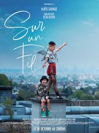 merlinpapin3's tweet photo. .@FredOL69007 Vu le Film #SurunFil de Reda Kateb (2024) avec Aloise Sauvage Philippe Rebbot Sara Giraudeau Zinedine Soualem Samir Guesmi Barbara Bolotner Eva Yelmani
Jo, une jeune femme, artiste de cirque de rue, découvre le travail des clowns professionnels de "Nez pour rire". Vite, peut-être trop vite, entrée dans l'association, elle se retrouve à l'hôpital au contact des enfants, des malades, des soignants et des familles, à qui ces clowns tentent inlassablement d'apporter de la joie et du réconfort.
Il y a des films qui vous redonnent foi en la simplicité, en la chaleur humaine, en la beauté d’un geste. Sur un fil, premier long-métrage de Reda Kateb en tant que réalisateur, appartient à cette catégorie rare. Le sujet aurait pu sombrer dans le pathos : une artiste de cirque de rue, Léa (interprétée par la lumineuse Aloïse Sauvage), victime d’une chute qui la laisse sur des béquilles, doit affronter la perte de mobilité, le regard des autres, le doute, la reconstruction. Mais Kateb, avec une pudeur et une tendresse infinies, choisit une autre voie : celle du sourire, du jeu, de la résilience.
Plutôt que de s’appesantir sur la douleur, il filme la renaissance. Léa, malgré ses béquilles, reprend contact avec le monde à travers une mission inattendue : devenir clown à l’hôpital pour divertir les enfants. Là, entre couloirs blanchis et chambres pleines d’espoir, elle rencontre un jeune garçon malade avec lequel se tisse une complicité bouleversante. Chaque chambre est un petit monde, entre souffrance et rires retrouvés, et le film rend hommage à ceux qui y travaillent avec courage et humilité : les soignants, ces figures silencieuses du dévouement quotidien.
Reda Kateb, derrière la caméra, ne cherche jamais l’effet. Sa mise en scène se fait discrète, fluide, portée par une sincérité qui rappelle les premiers films de Kechiche ou les portraits de vie de Jeanne Herry. Il laisse la place à ses comédiens, et c’est ce qui fait la force du film. Aloïse Sauvage, dans un rôle presque autobiographique – elle qui est chanteuse, danseuse, artiste de cirque et comédienne – y est formidable de vérité. Elle donne au personnage une énergie folle, une joie de vivre contagieuse, une forme de rage douce contre la fatalité.
À ses côtés, Philippe Rebbot offre l’un de ses plus beaux rôles : celui d’un soignant un peu désabusé, drôle et tendre à la fois, dont la maladresse cache une immense humanité. Chaque regard, chaque silence entre eux résonne d’une émotion juste, jamais forcée. On sent que Kateb a dirigé ses acteurs comme un frère de scène, dans une confiance totale.
Le film, d’une modestie rare, évite les violons, les grands discours, les effets lacrymaux. Il préfère la douceur à la tristesse, l’humour au désespoir. Et c’est précisément là qu’il touche en plein cœur. Sur un fil parle de la fragilité comme d’une force, de la beauté des corps cabossés, de la joie qu’on arrache à la douleur.
Porté par une lumière douce et des musiques discrètes, le film dégage une onde positive, sincère, communicative. On sort de la séance avec un sourire, une énergie nouvelle, une reconnaissance pour ces artistes et ces soignants qui, chaque jour, « tiennent sur un fil » entre la vie et la chute.
Reda Kateb signe ici un premier film d’une humilité exemplaire, profondément humain, sans fausse note, qui prouve qu’on peut parler de la souffrance avec grâce et donner de la joie sans tricher. Un film qui donne la pêche, vraiment — et qui, par sa justesse, fait du bien là où ça compte : au cœur.