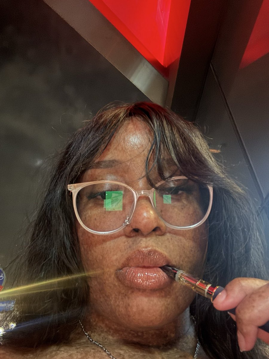 freckledn's tweet image. oh my god shake your dreads