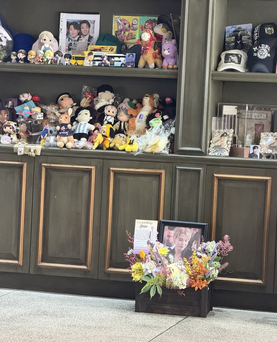 LaVergaLupee's tweet photo. @BTS_twt 
Desde LATAM hasta BUSAN con todos los ❤️ de #JikookasSinFiltro una vez más 🎈Feliz Cumpleaños Mimi🥳 te amamos mi niño bello 🥺 siempre con humildad un pequeño detalle lleno de puro amor 🥂
🎂🍰🎈🥳🎊🎉🎁
🫂 grupal 🐥💛
#jimin
#JiminDay2025 https://t.co/XZXJeYqPEG