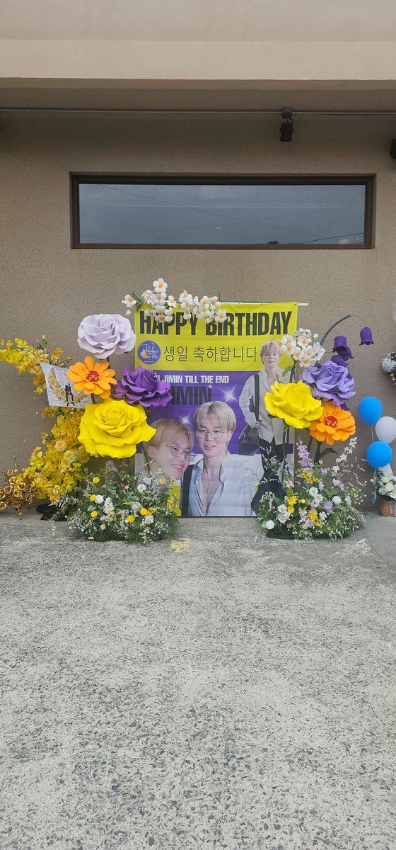 LaVergaLupee's tweet photo. @BTS_twt 
Desde LATAM hasta BUSAN con todos los ❤️ de #JikookasSinFiltro una vez más 🎈Feliz Cumpleaños Mimi🥳 te amamos mi niño bello 🥺 siempre con humildad un pequeño detalle lleno de puro amor 🥂
🎂🍰🎈🥳🎊🎉🎁
🫂 grupal 🐥💛
#jimin
#JiminDay2025 https://t.co/XZXJeYqPEG