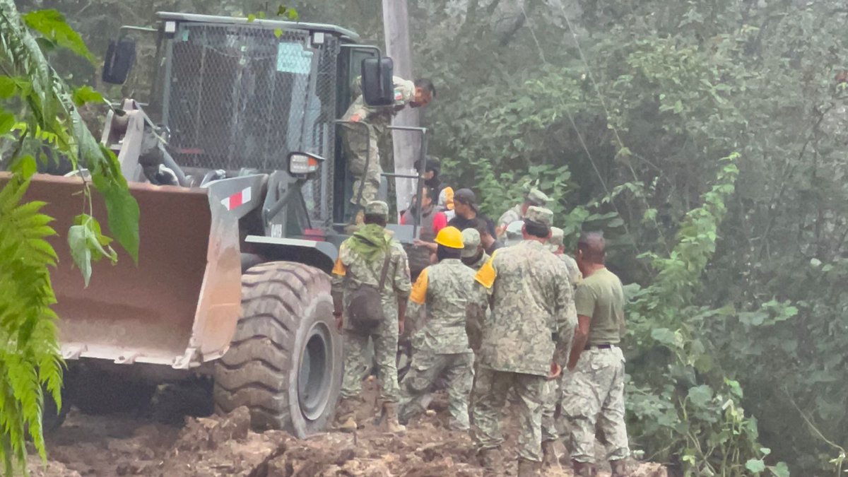juliomenchaca_'s tweet image. El #EjércitoMexicano ha desplegado cuadrillas para liberar más caminos y ampliar la recuperación de la vialidad, haciendo posible el acceso a las comunidades con ayuda y suministros.
#PrimeroElPueblo