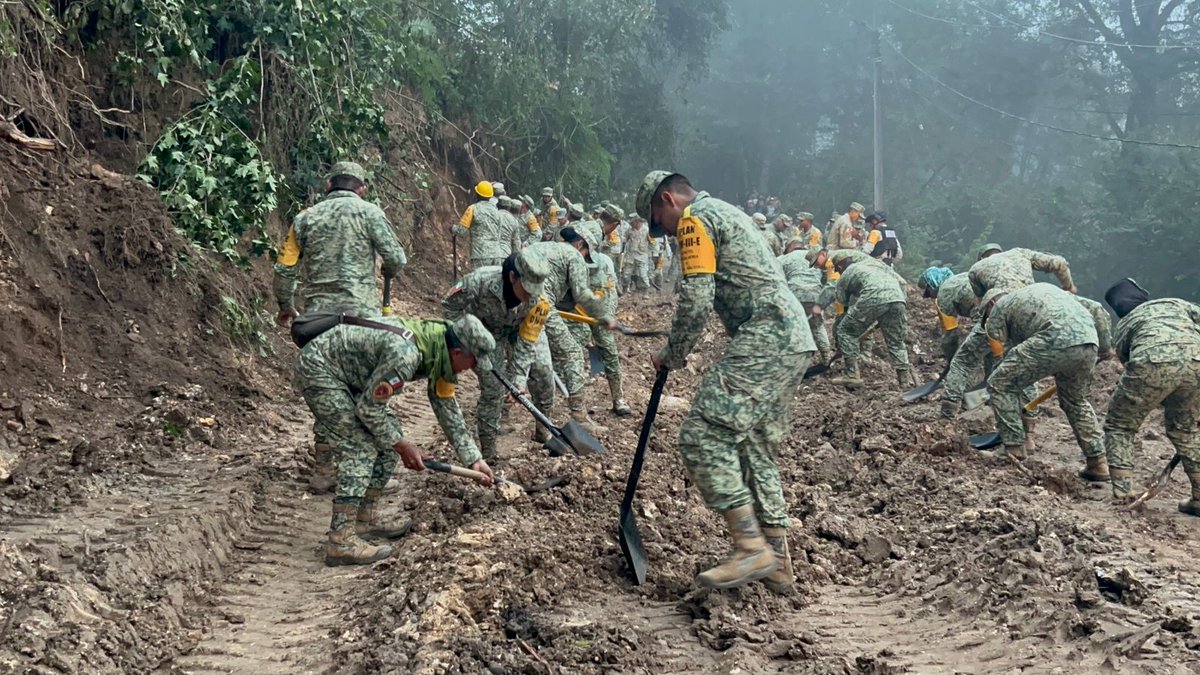 juliomenchaca_'s tweet image. El #EjércitoMexicano ha desplegado cuadrillas para liberar más caminos y ampliar la recuperación de la vialidad, haciendo posible el acceso a las comunidades con ayuda y suministros.
#PrimeroElPueblo