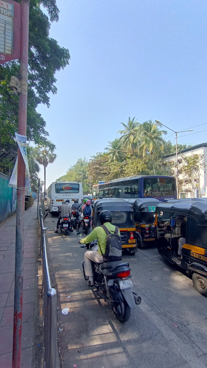 Parked Private Buses causing Traffic from Seepz to Chakala.
Its a daily nuisance.
<a href="/MumbaiPolice/">मुंबई पोलीस Mumbai Police</a> <a href="/MTPHereToHelp/">Mumbai Traffic Police</a> <a href="/mybmc/">माझी Mumbai, आपली BMC</a> 
Take Action.