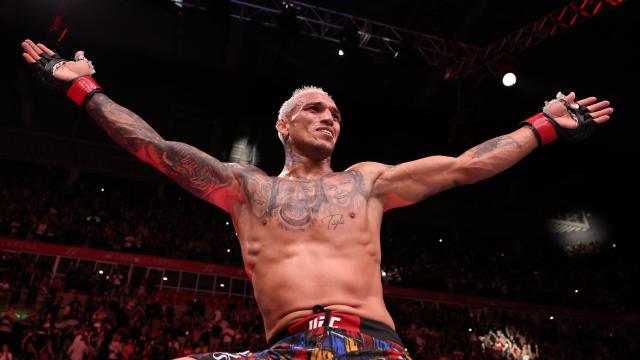 sportycast's tweet image. 🇧🇷 OLIVEIRA BACK IN STYLE 🔥

Charles Oliveira bounced back from his March KO with a 2nd-round rear-naked choke of Mateusz Gamrot in Rio! The win ties him for most UFC victories ever (24) and extends his records for career finishes (21) &amp;amp; submissions (17).

#UFC #MMA