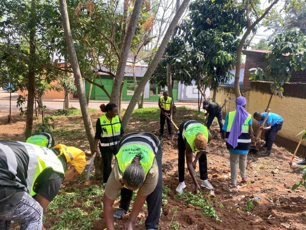 RYVCPrwezamenyo's tweet photo. Dukomeje ibikorwa byahariwe ukwezi k'urubyiruko rw'abakorerabushake mu kagari ka Rwezamenyo Il, umudugudu w’Urumuri RYVCP dufatanyije n'izindi nzego z'urubyiruko twakoze umuganda wo gutunganya ubusitani,dutegura aho gutera indabo, ducukura imyobo yo kuzongeramo ibiti. https://t.co/LChbpNF3mL