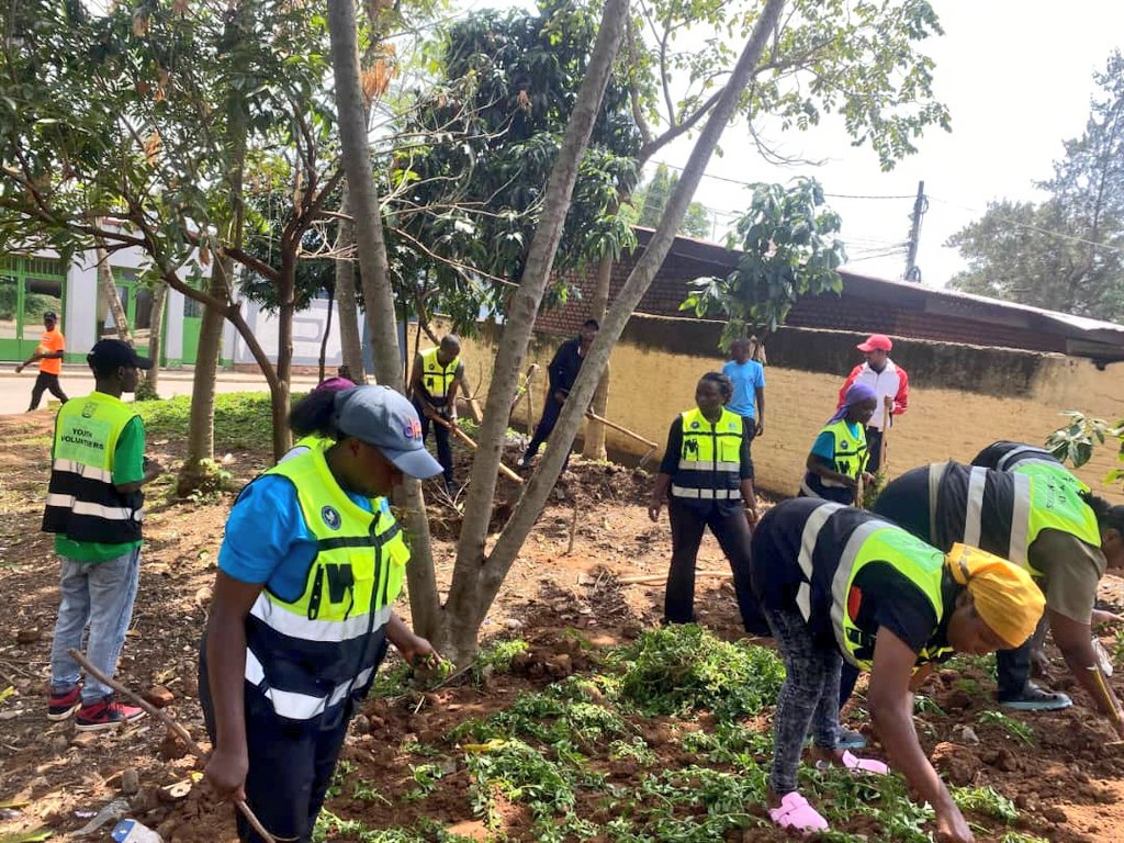 Dukomeje ibikorwa byahariwe ukwezi k'urubyiruko rw'abakorerabushake mu kagari ka Rwezamenyo Il, umudugudu w’Urumuri RYVCP dufatanyije n'izindi nzego z'urubyiruko twakoze umuganda wo gutunganya ubusitani,dutegura aho gutera indabo, ducukura imyobo yo kuzongeramo ibiti.