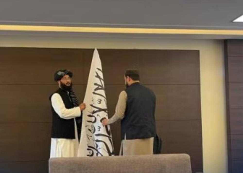 روز یک‌شنبه، بیرق سفید امارت اسلامی افغانستان در سالن سخن‌رانی سفارت افغانستان در دهلی‌نو نصب گردید و چوکی خطابه‌ای که نماد حکومت قبلی بود، برداشته شد. این رویداد نشانه رسمی شدن حضور امارت اسلامی در سفارت افغانستان است.