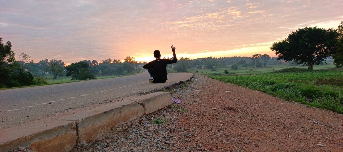 MakohaEmma20's tweet photo. "Imagine starting your day with a 10km jog 🏃 under the breathtaking sunrise 🌄, surrounded by nature's beauty. As the world awakens, you'll feel invigorated and refreshed, ready to tackle whatever comes next! 💪 #MorningJog #SunriseRun #FitnessMotivation #NatureLovers https://t.co/6own2DpYV7