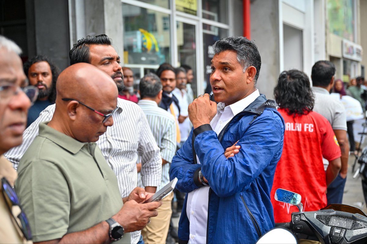 ސަރުކާރަށް ގޮތްހުސްވެ ނޮވެމްބަރު 17 ގައި އެއްވުން ނުހުއްޓުވޭނެކަން އެނގުމުން އޭސީސީ މެދުވެރިކޮށް ބިރު ދެއްކުމުގެ ސިލްސިލާ ފަށައިފި.

އެއްވެސް އަސާސެއް ނެތް ތުހުމަތުތަކެއްގައި އެމްޑީޕީގެ ޗެއަރޕާސަން <a href="/faya_i/">Fayyaz Ismail</a> ހާޒިރުކޮށްފި. 

އެމްޑީޕީ އެއްކޮށް ހާޒިރުކޮށްގެން ވެސް ދެން ނުހުއްޓުވޭނެ!