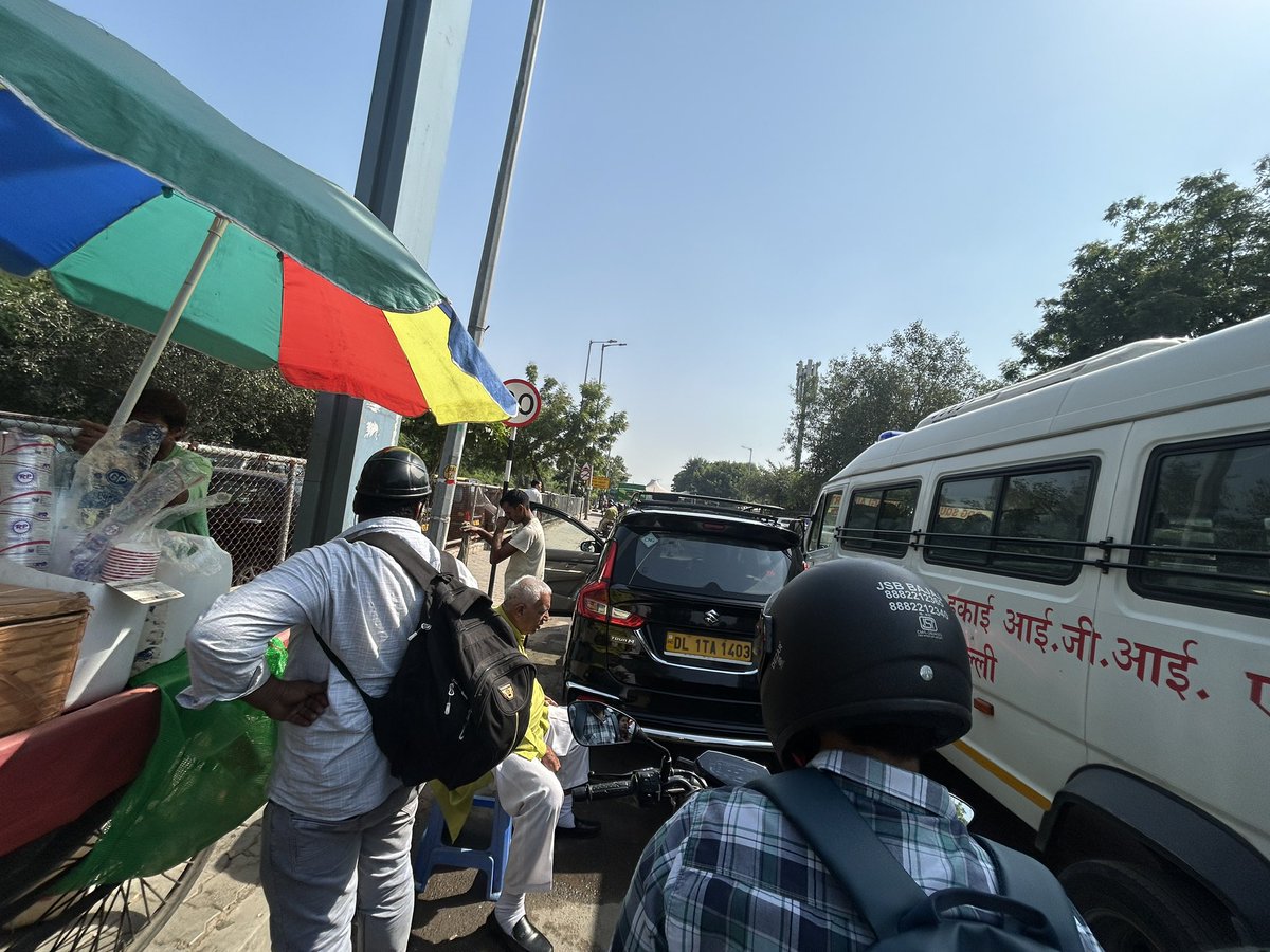 RANBIR79's tweet photo. @DelhiAirport someone washing his car on road due to him there is traffic strict so pls take action again him https://t.co/hBET9l8ukj