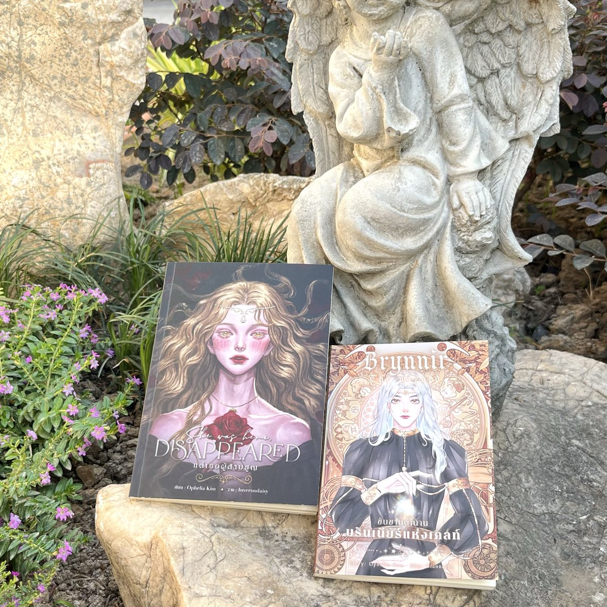 สวัสดีวันหยุดค่ะ 🌻 ใครไปเดิน #งานหนังสือ68 แวะชมแวะชิมดาร์กแฟนตาซีกลิ่นอายลึกลับเล่มน้อยๆ ของเราได้นะคะ !

She was here, Disappeared #แด่เธอผู้สาบสูญ ยังมีจำหน่ายที่…

- E34 P.S. Publishing
- H42 สำนักพิมพ์เวลา
- K28 Minor Feelings
- C08 Fantasia

ไปรับแม่มดคนสวยกลับบ้านกัน 😻